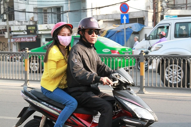 Trời se lạnh, người người súng sính áo khăn ra đường ngày mùng 1 Tết ảnh 12